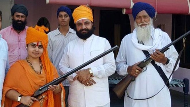"Thánh nữ" Ấn Độ thích mặc áo màu vàng nghệ và cầm súng mỗi khi ra ngoài. Ảnh: BBC