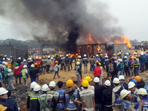 Trong vụ ẩu đả tại công trình nhà máy Samsung Thái Nguyên, các công nhân châm lửa đốt cháy 3 thùng container - Ảnh: Nam Anh