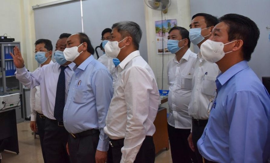 Chủ tịch nước Nguyễn Xuân Phúc cùng lãnh đạo Bộ Y tế, lãnh đạo TP Đà Nẵng kiểm tra tại bệnh viện Phổi Đà Nẵng. Ảnh: Đ.T