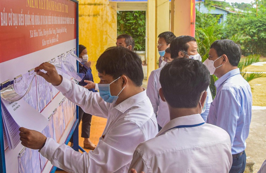 Lãnh đạo TP Đà Nẵng kiểm tra công tác chuẩn bị tại một điểm bầu cử của TP. 