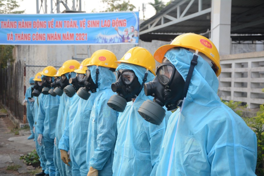 Lực lượng quân đội tiến hành khử khuẩn khu công nghiệp An Đồn (Sơn Trà, Đà Nẵng) sau khi có ca lây nhiễm ở đây. 