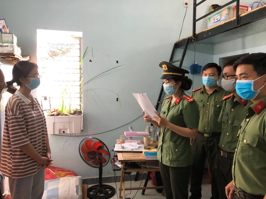 Tống đạt quyết định khởi tố, bắt tạm giam đối với Phan Thị Thảo Ly. 