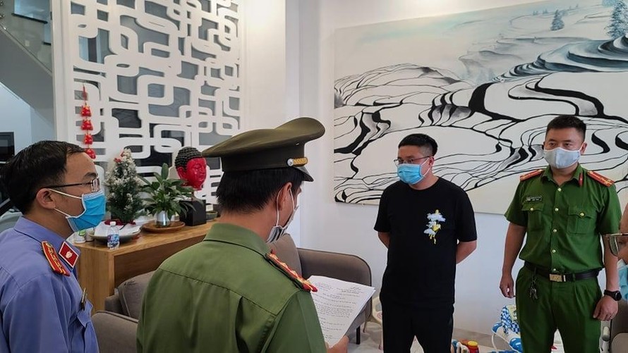 Công an TP Đà Nẵng tống đạt quyết định khởi tố, bắt giam đối với Jiang Fei để điều tra làm rõ đường dây. Ảnh: K.G