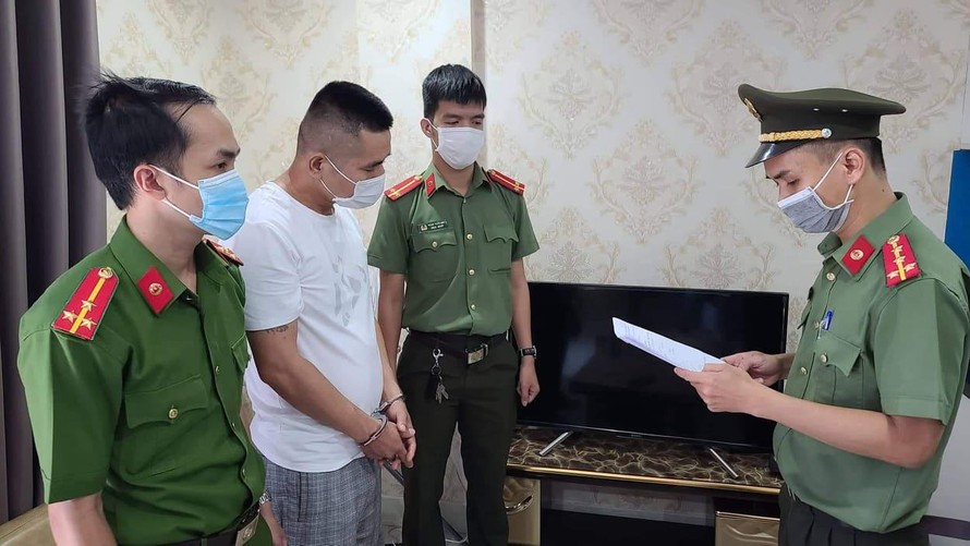 Công an TP Đà Nẵng thực hiện lệnh bắt giam đối với Xue Xiao Rong. Ảnh: K.C
