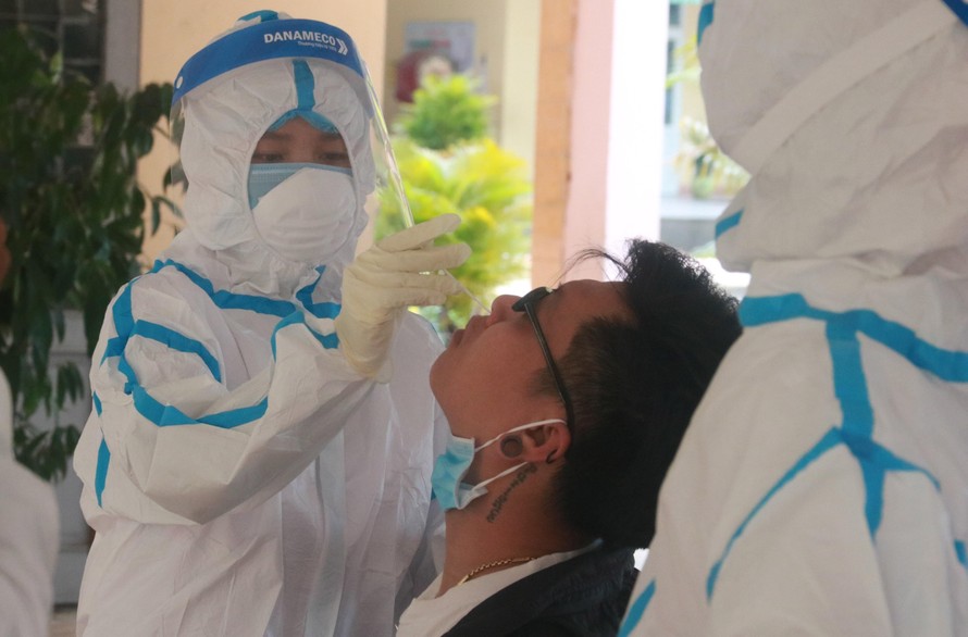 Nhân viên y tế quận Sơn Trà lấy mẫu xét nghiệm COVID-19 cho người dân trên địa bàn. 