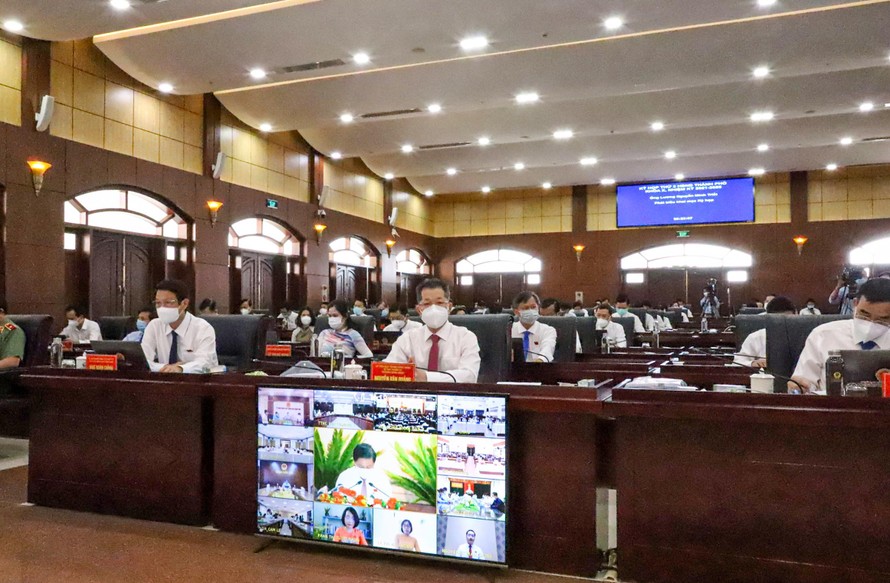 Lần đầu tiên HĐND TP Đà Nẵng họp trực tuyến với các đại biểu đang phải cách ly y tế. 