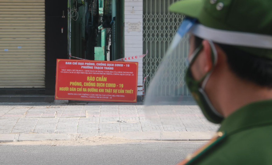 Một kiệt hẻm ở quận Hải Châu (TP Đà Nẵng) được rào chắn để phòng chống dịch COVID-19 lây lan. Ảnh: Nguyễn Thành