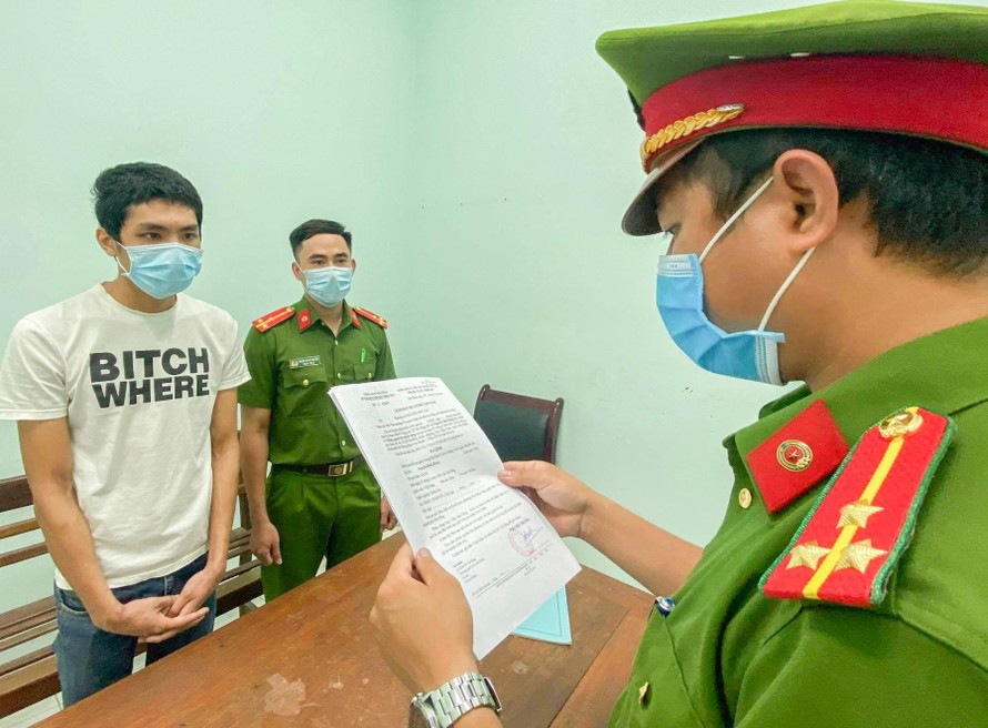 Công an thực hiện lệnh khởi tố với bị can Nguyễn Bình Hưng.