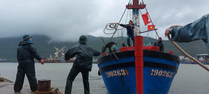Lực lượng biên phòng TP Đà Nẵng giúp ngư dân neo đậu tàu thuyền trú tránh bão hồi tháng 9/2021. 