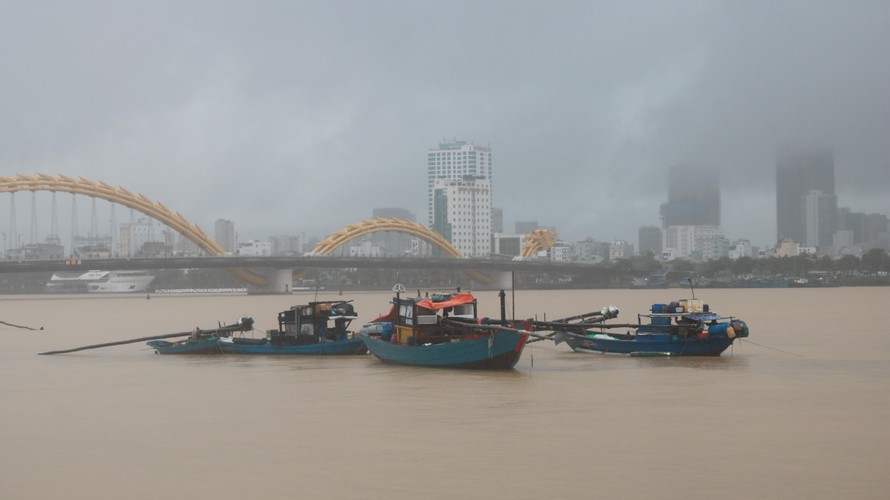 Bão Côn Sơn tan trên vùng biển Đà Nẵng – Quảng Ngãi, mưa lớn vẫn kéo dài