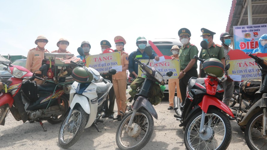 Đà Nẵng tặng xe máy cho người dân trên đường về quê