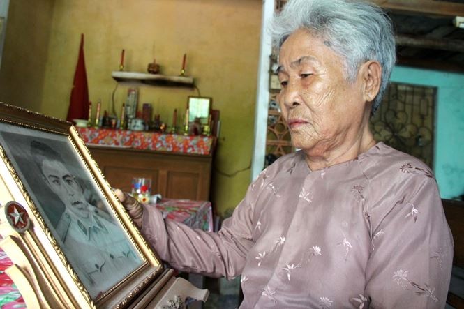Mẹ Ngò bên di ảnh của con trai, liệt sỹ Nguyễn Bá Cường. Ảnh Hoài Văn