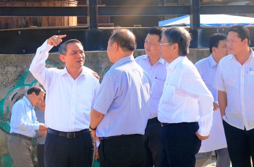 Ông Trương Quang Nghĩa, Bí thư thành ủy Đà Nẵng kiểm tra tình trạng ô nhiễm, xói lở trên bãi biển Đà Nẵng. Ảnh Nguyễn Thành