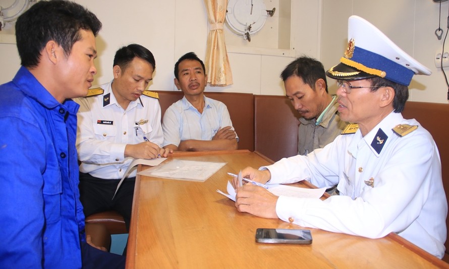 Các ngư dân tàu cá QB 98436 kể lại sự việc tàu cá bị chìm với lực lượng Hải quân sau khi được đưa vào bờ an toàn. Ảnh Nguyễn Thành