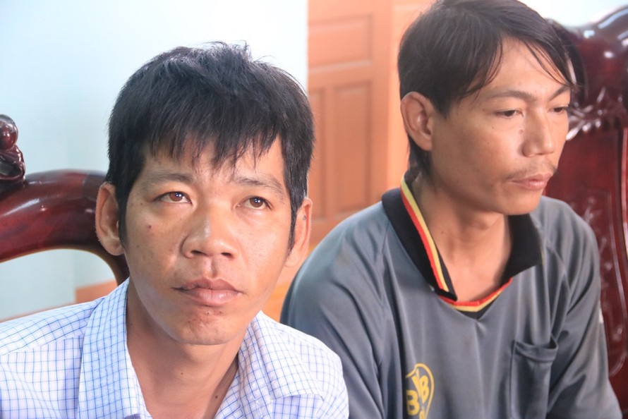 Ông Nguyễn Văn Huy Tâm (trái) kể lại sự việc bị lừa bán. Ảnh Nguyễn Thành