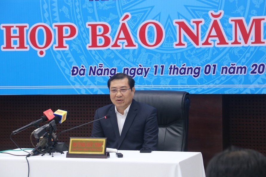 Ông Huỳnh Đức Thơ, Chủ tịch UBND thành phố Đà Nẵng trả lời báo chí tại buổi họp báo. Ảnh: Nguyễn Thành