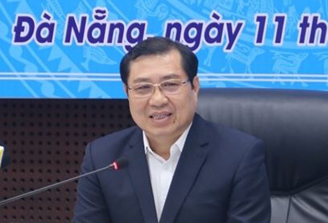 Ông Huỳnh Đức Thơ, Chủ tịch UBND thành phố Đà Nẵng trả lời câu hỏi của phóng viên tại buổi họp báo. Ảnh Nguyễn Thành