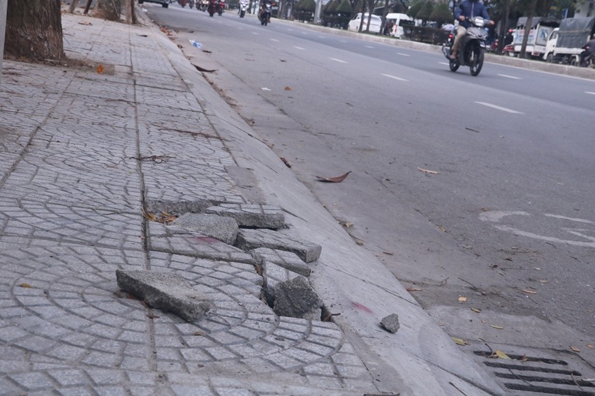 Hình ảnh vỉa hè đường Nguyễn Hữu Thọ bị hư hỏng bong tróc sau thời gian ngắn đưa vào sử dụng. Ảnh: Nguyễn Thành 