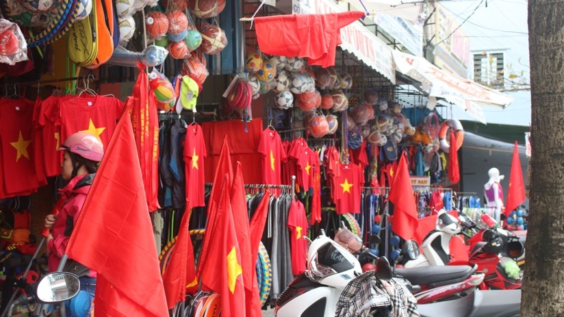 Ngập sắc đỏ tại các cửa hàng bán dụng cụ thể thao trên đường Ngô Gia Tự (Đà Nẵng). Ảnh Văn Tuấn