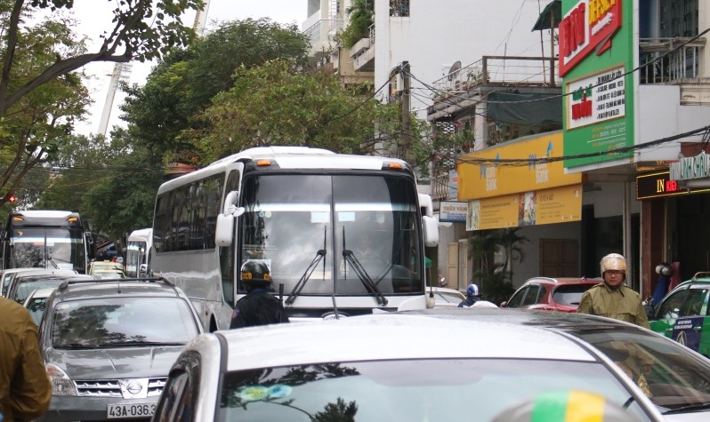 Tình trạng ùn tắc xảy ra thường xuyên trên nhiều tuyến đường ở Đà Nẵng do thiếu chỗ đậu xe và ô tô khách cỡ lớn lưu thông. Ảnh: Văn Tuấn