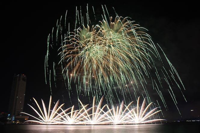 Pháo hoa bắn trên sông Hàn tại lễ hội pháo hoa 2017
