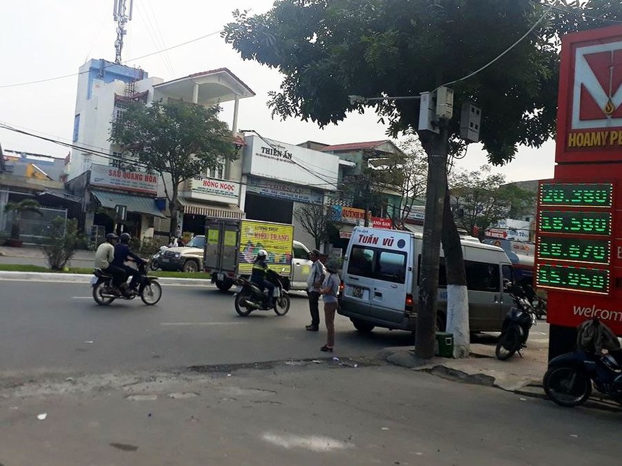 Một xe khách xuất bến xe trung tâm thành phố Đà Nẵng nhưng không chạy mà đứng bắt khách ngay trước cổng bến xe. Ảnh: Nguyễn Thành