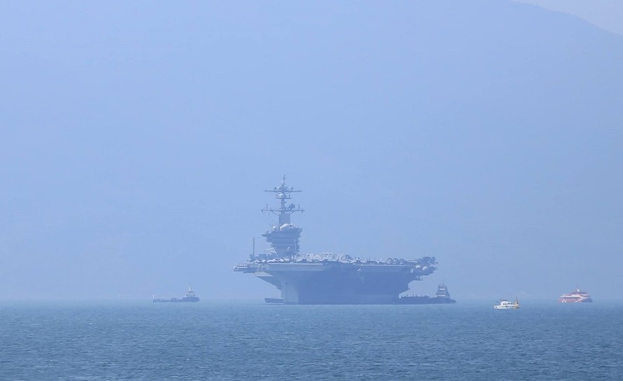 Tàu sân bay của Hải quân Mỹ neo tại vinh Đà Nẵng. Ảnh Nguyễn Thành