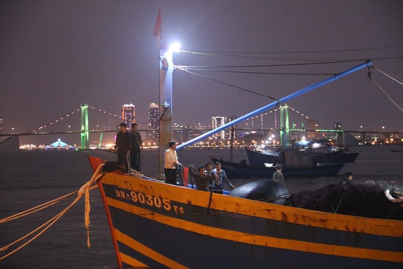 Tàu cá ĐNa 90305 TS cùng 11 ngư dân bị nạn trên biển đã được đưa vào bờ an toàn. Ảnh Nguyễn Thành