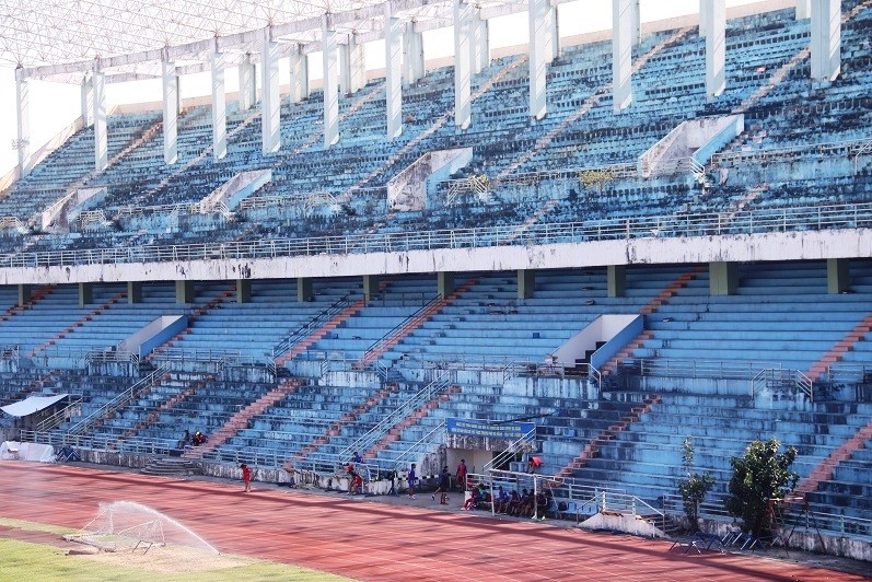 Hiện trạng sân vận động Chi Lăng xuống cấp sau khi bán cho đại gia Phạm Công Danh. Ảnh Nguyễn Thành