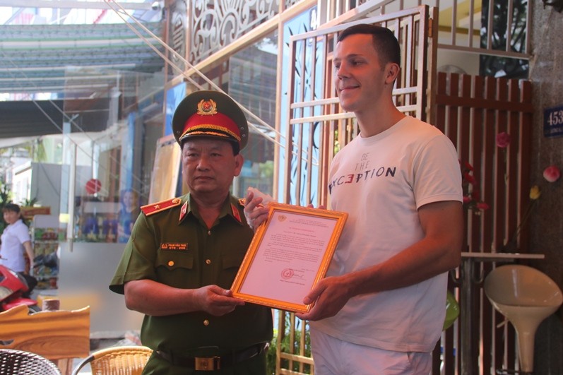 Thiếu tướng Phạm Văn Thực (Phó cục trưởng cục Cảnh sát PCCC&CNCH, Bộ Công an) trao giấy khen cho anh Valeria ( 31 tuổi, quốc tịch Nga). Ảnh NT