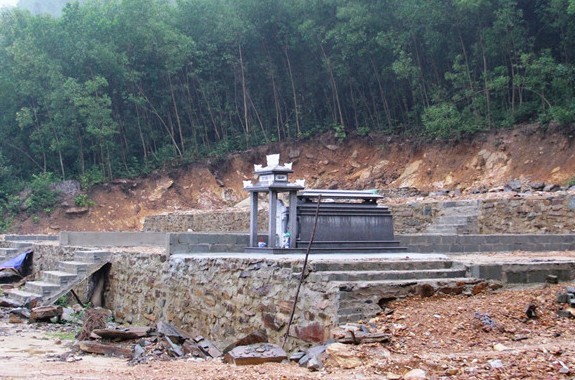 Mồ mả xây dựng trái phép tại nghĩa trang Hòa Sơn. Ảnh NT