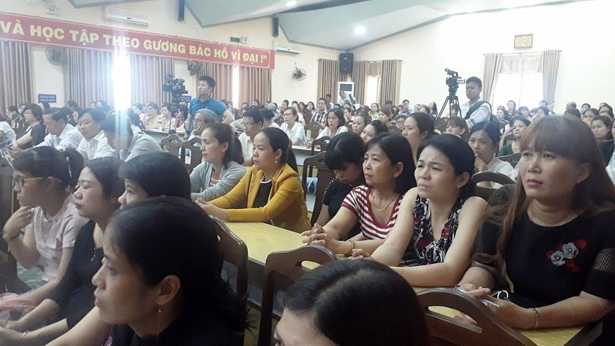 Các giáo viên, chủ cơ sở của 200 cơ sở mầm non trên địa bàn quận Thanh Khê có mặt tại buổi làm việc. 