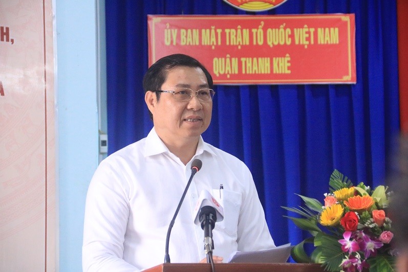 Ông Huỳnh Đức Thơ, Chủ tịch UBND thành phố Đà Nẵng tại buổi tiếp xúc cử tri. Ảnh Nguyễn Thành