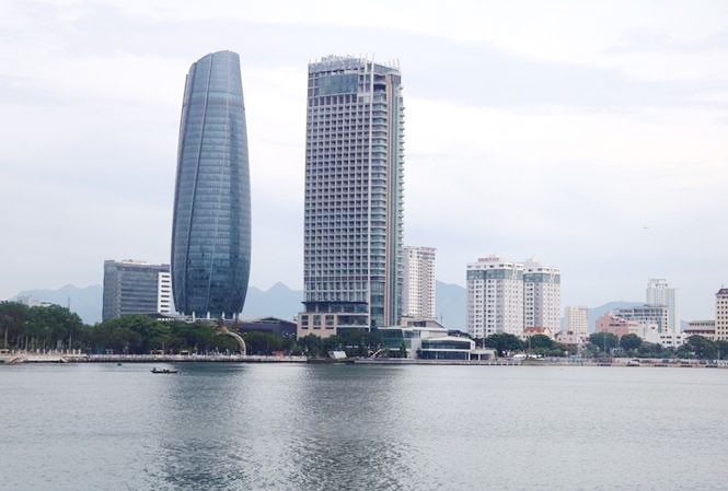 Trung tâm hành chính Đà Nẵng (trái, hình ngọn hải đăng) nơi làm việc của các sở ngành thành phố với hàng ngàn công chức, cán bộ và lãnh đạo. Ảnh Nguyễn Thành