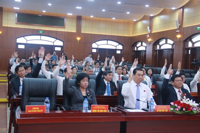 Các đại biểu HĐND thành phố biểu quyết bãi nhiệm chức danh Chủ tịch HĐND thành phố đối với ông Nguyễn Xuân Anh tại kỳ họp thứ 5 (bất thường), HĐND khóa IX. Ảnh Nguyễn Thành