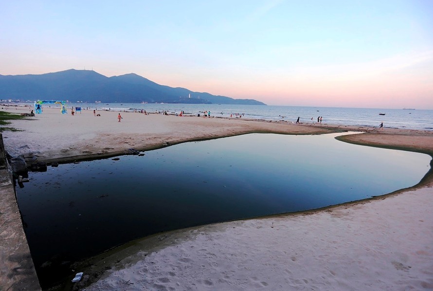 Tình trang nước thải chưa qua xử lý chảy ra biển Đà Nẵng diễn ra nhiều năm nay, gây ô nhiễm và mất mỹ quan. Ảnh N.T
