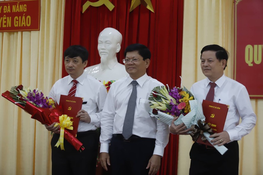 Ông Võ Công Trí (giữa), Phó Bí thư Thành ủy Đà Nẵng tặng hoa cho ông Đặng Việt Dũng và ông Trần Đình Hồng tại buổi công bố. 