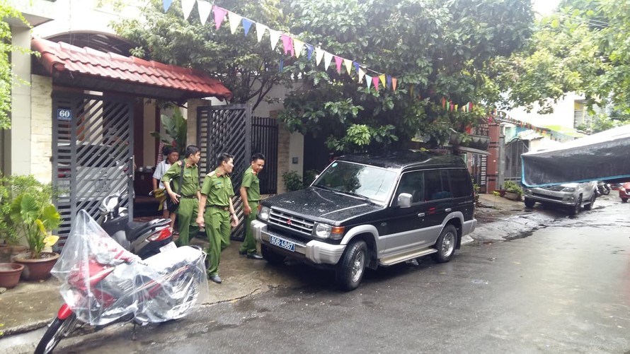 Xe biển xanh 80B và lực lượng công an có mặt tại nhà ông Phan Ngọc Thạch sáng ngày 9/8. Ảnh N.T