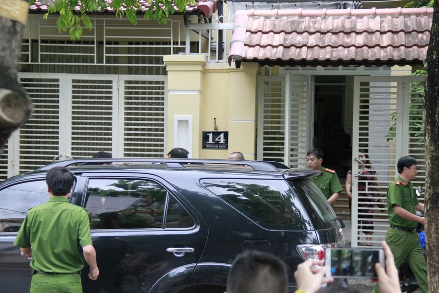 Lực lượng công an rời khỏi nhà ông Huỳnh Tấn Lộc tại số 14 Thanh Sơn, Đà Nẵng chiều ngày 9/8. 