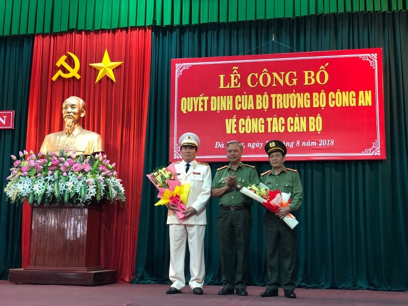Thiếu tướng Vũ Xuân Viên (áo trắng) được bổ nhiệm làm giám đốc Công an Thành phố thay Đại tá Lê Văn Tam (bên phải, ngoài cùng) chờ nghỉ hưu theo chế độ. 