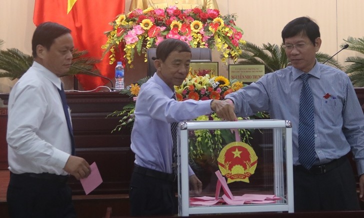 Ông Lê Văn Quang (giữa) được miễn nhiệm chức danh Phó ban kinh tế ngân sách HĐND thành phố Đà Nẵng. 