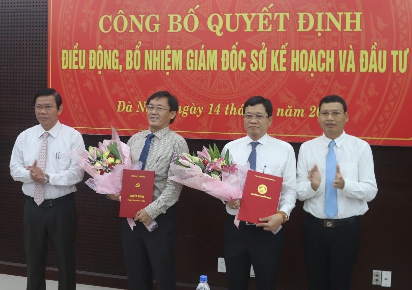 Ông Trần Phước Sơn (thứ 2 bên trái) nhận quyết định giữ chức vụ Giám đốc Sở KHĐT TP.Đà Nẵng