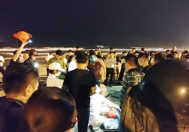 Lực lượng cứu hộ và nhân viên y tế cấp cứu nạn nhân tại bãi biển. Ảnh CTV