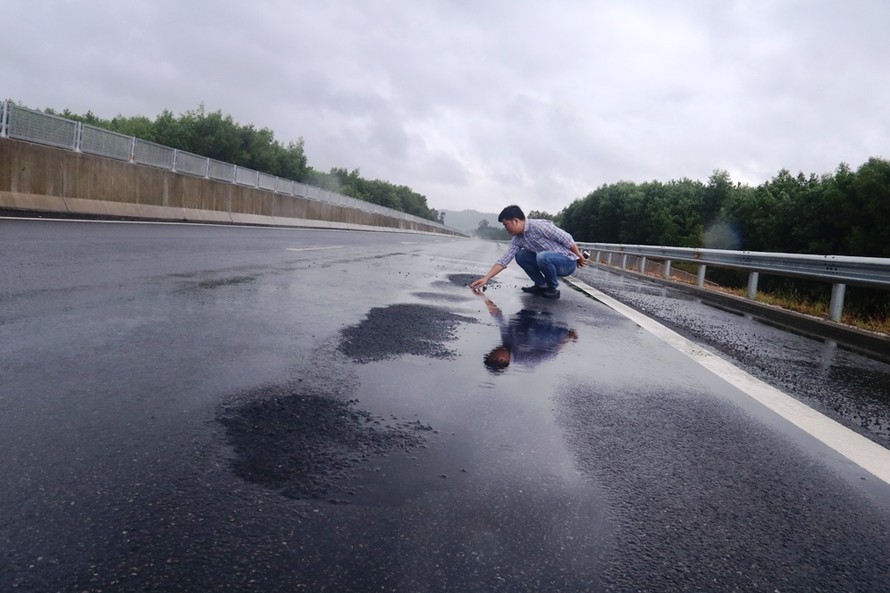 Sau khi "vá", một điểm hư hỏng trên đường cao tốc Đà Nẵng - Quảng Ngãi tay không có thể bóc được. Ảnh: Nguyễn Thành