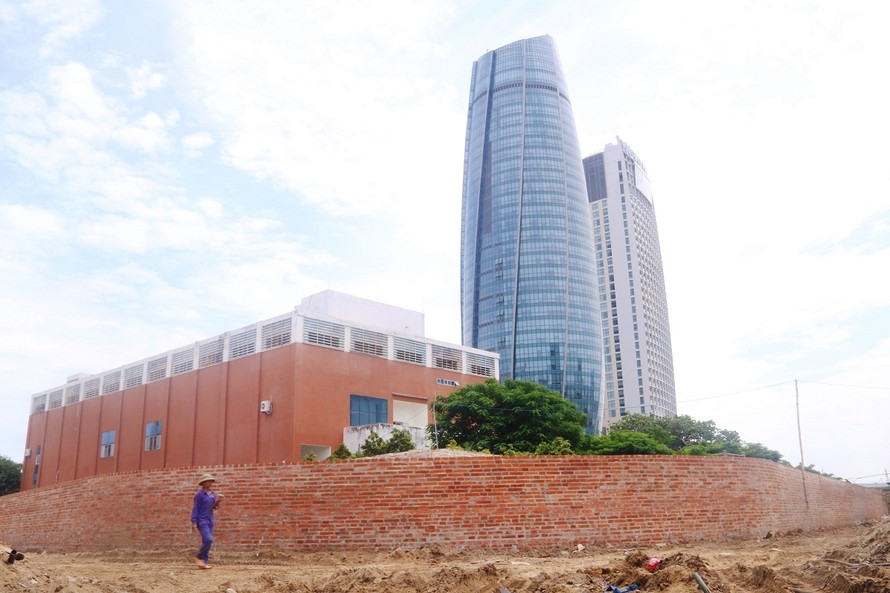 Công trình tòa nhà Trung tâm hành chính thành phố Đà Nẵng xây dựng trong phạm vi bảo vệ của di tích thành Điện Hải. Ảnh: Nguyễn Thành