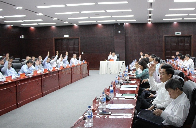 Các Ủy viên UBND thành phố biểu quyết thông qua dự thảo quy định đối tượng khách được mời cơm đối với từng loại hình cơ quan thuộc thành phố Đà Nẵng. 