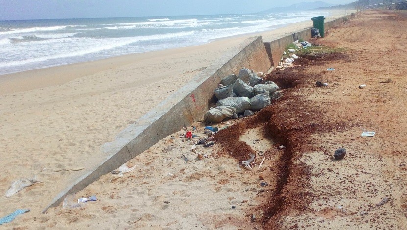 Tuyến kè bờ biển Tam Quan Bắc (huyện Hoài Nhơn, tỉnh Bình Định) bị sập khi đưa vào sử dụng được vài tháng. Ảnh: Tr.Định
