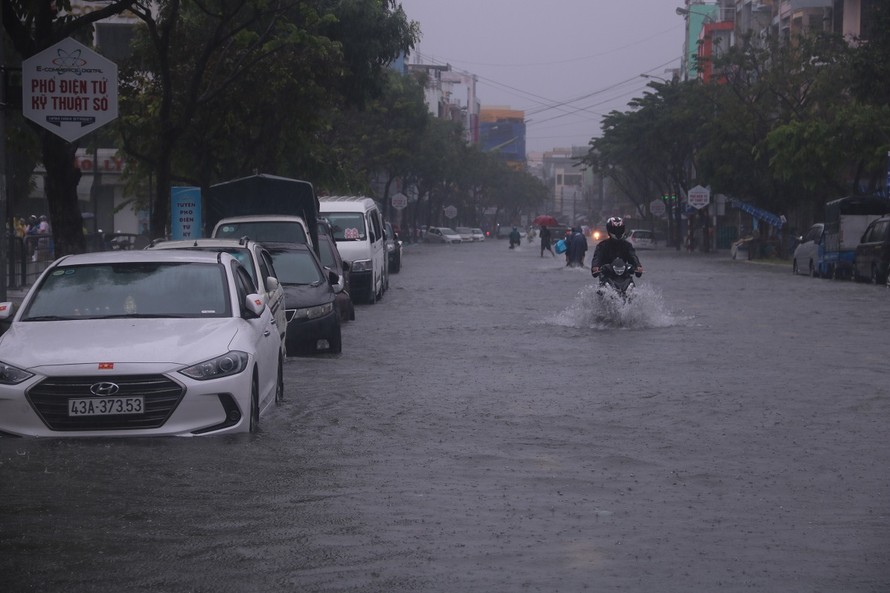 Ngày 10/12, mưa lớn tiếp tục diễn ra trên địa bàn thành phố Đà Nẵng