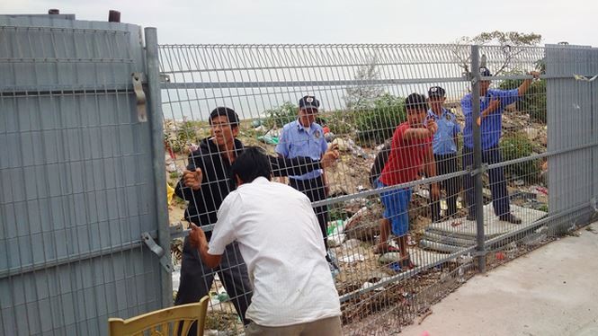 Người dân làng Nam Ô bức xúc tháo dỡ rào chắn quanh dự án vì bị chắn lối xuống biển hồi tháng 3 vừa qua. 