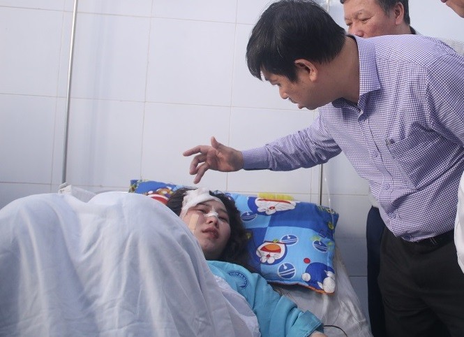 Phó chủ tịch UBND TP Đà Nẵng Đặng Việt Dũng thăm hỏi các nạn nhân vụ tai nạn trên đèo Hải Vân ngày 8/1 đang chữa trị tại bệnh viện Đà Nẵng. Ảnh: Nguyễn Thành